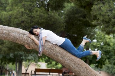 ağaç üzerinde uyuyan esmer kadın