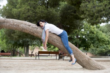 ağaç üzerinde uyuyan kadın