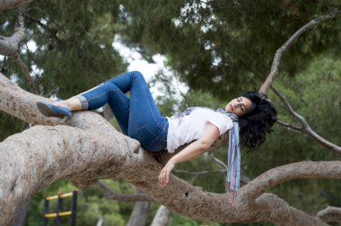 kadın ağaç üzerinde rahatlatıcı 