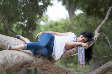 kadın ağaç üzerinde rahatlatıcı 