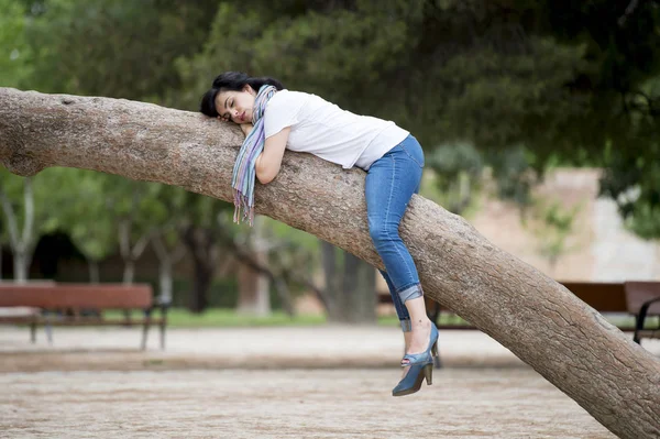 Žena spí na strom — Stock fotografie