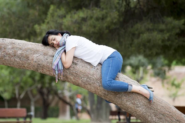 Brunette vrouw slapen op boom — Stockfoto