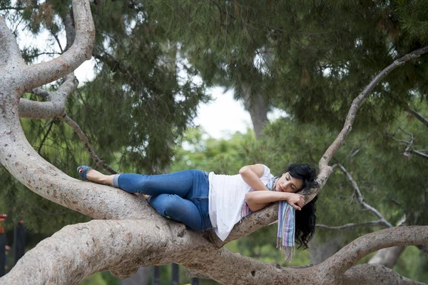 Γυναίκα χαλαρώνοντας στο δέντρο — Φωτογραφία Αρχείου