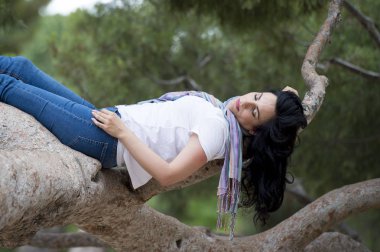 yorgun kadın ağaç üzerinde poz