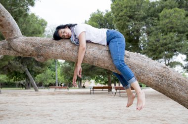 ağaç üzerinde uyuyan kadın