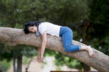 ağaç üzerinde uyuyan kadın