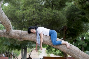 ağaç üzerinde uyuyan kadın