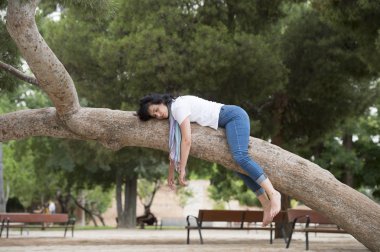 ağaç üzerinde uyuyan kadın