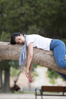 kadın ağaç üzerinde rahatlatıcı