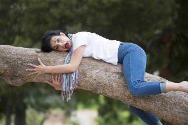 kadın yüz ifadesi ile ağaç üzerinde