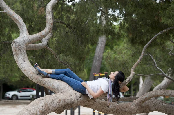 Woman posing on tree — Stock Photo, Image