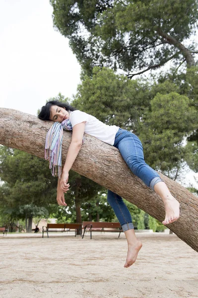 Woman sleeping on tree — Stock Photo, Image