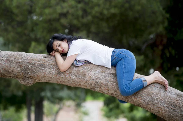 ağaç üzerinde uyuyan yalınayak kadın
