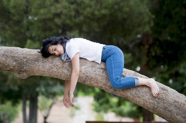 ağaç üzerinde uyuyan kadın
