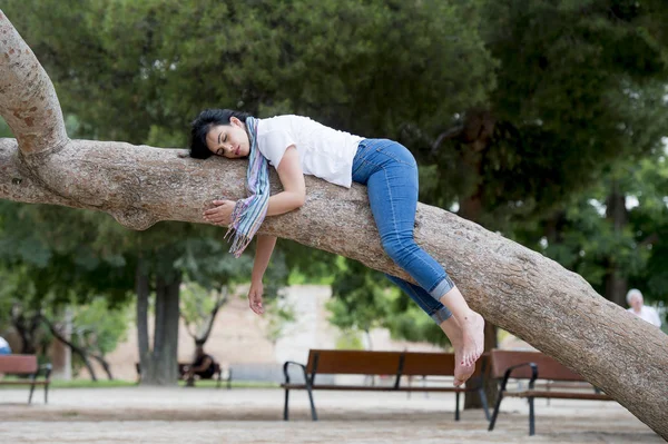 Mujer descalza durmiendo en el árbol — Foto de Stock