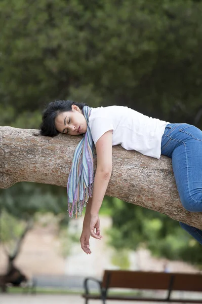 Mujer relajándose en el árbol —  Fotos de Stock