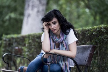 üzgün esmer kadın