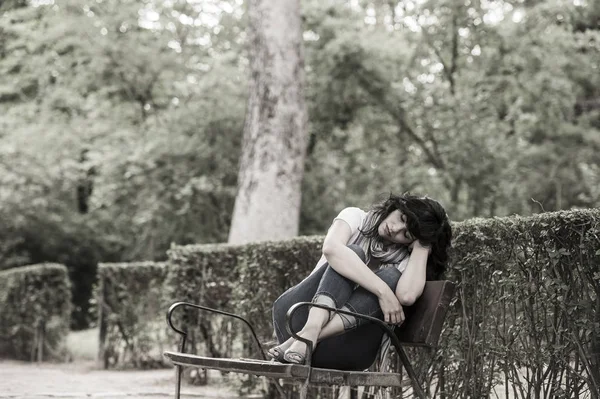 Δυστυχισμένη γυναίκα που κάθεται στον πάγκο — Φωτογραφία Αρχείου
