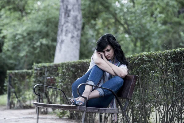 Mujer deprimida sentada en el banco — Foto de Stock