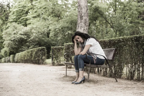 Depresivní žena sedí na lavičce — Stock fotografie