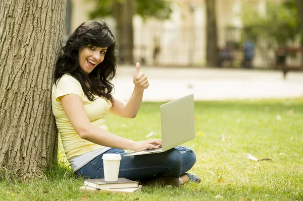 Vrouw studeert op laptop — Stockfoto