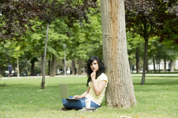 Femme travaillant sur ordinateur portable — Photo