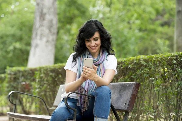 Mulher mensagens de texto em seu smartphone — Fotografia de Stock