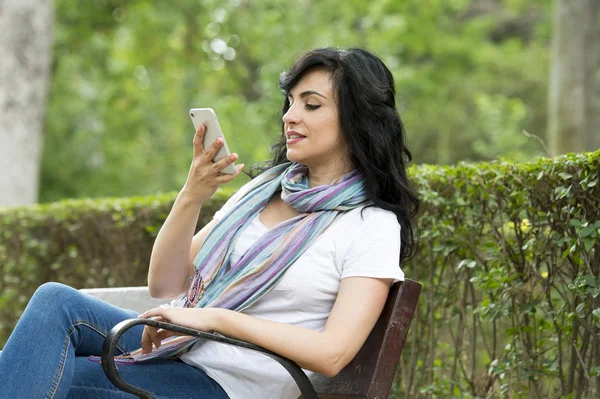 Kobieta smsuje na swoim smartfonie — Zdjęcie stockowe