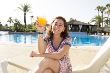 Kadın bir bardak içki ile havuz