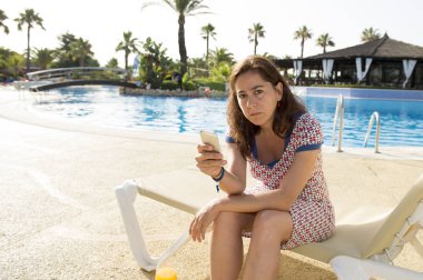 Havuzu telefonla çekici kadın