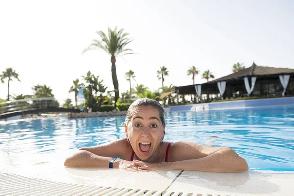 Mujer sonriendo en una piscina — Foto de Stock