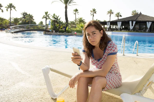 Mujer atractiva con teléfono en la piscina — Foto de Stock