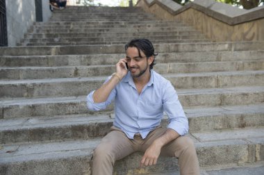 adam telefonda konuşurken şehir merdiven üzerinde