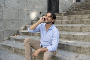 adam telefonda konuşurken şehir merdiven üzerinde