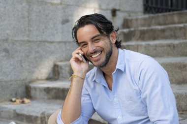 adam telefonda konuşurken şehir merdiven üzerinde