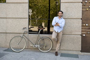 şehirde vintage bisiklet ile mutlu adam