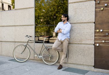 şehirde vintage bisiklet ile mutlu adam