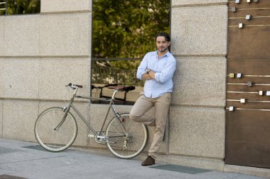 şehirde vintage bisiklet ile mutlu adam