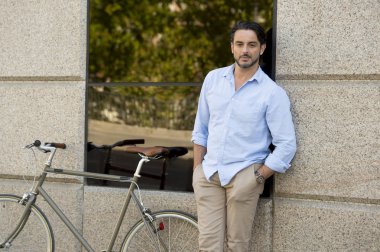 şehirde vintage bisiklet ile mutlu adam