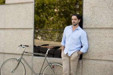 şehirde vintage bisiklet ile mutlu adam