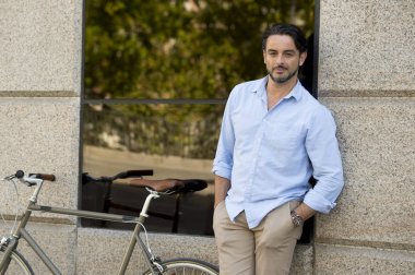 şehirde vintage bisiklet ile mutlu adam