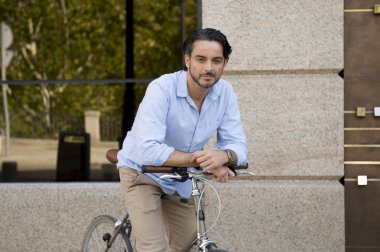 şehirde vintage bisiklet ile mutlu adam