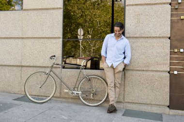 şehirde vintage bisiklet ile mutlu adam