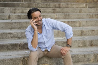 adam telefonda konuşurken şehir merdiven üzerinde