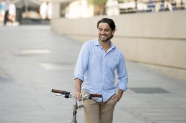 şehirde vintage bisiklet ile mutlu adam