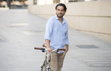 şehirde vintage bisiklet ile mutlu adam
