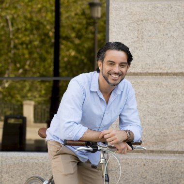 şehirde vintage bisiklet ile mutlu adam