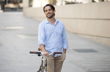 şehirde vintage bisiklet ile mutlu adam