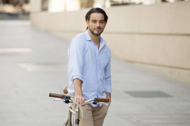 şehirde vintage bisiklet ile mutlu adam