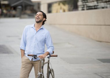 şehirde vintage bisiklet ile mutlu adam